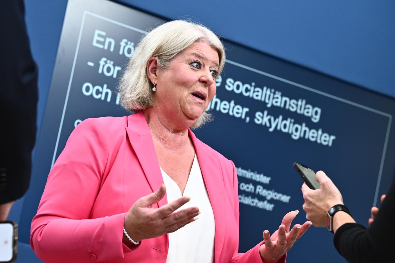 Socialtjänstminister Camilla Waltersson Grönvall (M) under en pressträff om regeringens förslag om en ny socialtjänstlag, sommaren 2024. Foto: Claudio Bresciani/TT