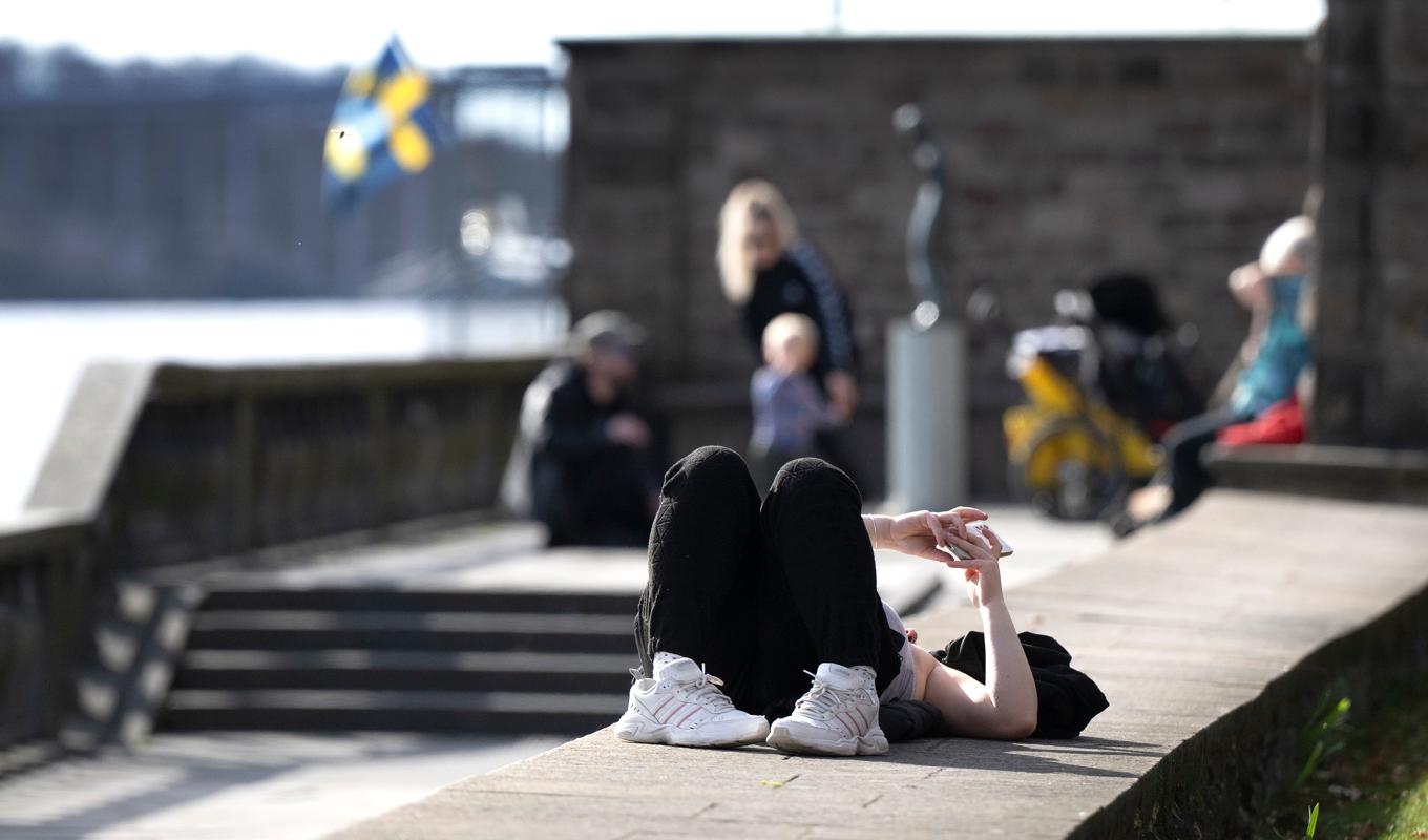 Människor njuter i solen vid Stadshuset i centrala Stockholm. Arkivbild. Foto: Anders Wiklund/TT