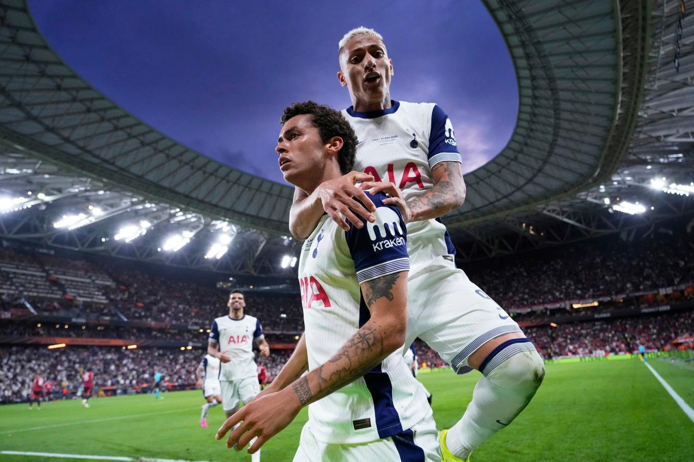 Brennan Johnson, vänster, avgjorde Europa League-finalen på San Mamés-stadion och firade sitt mål med Richarlison. Foto: Jose Breton/AP/TT