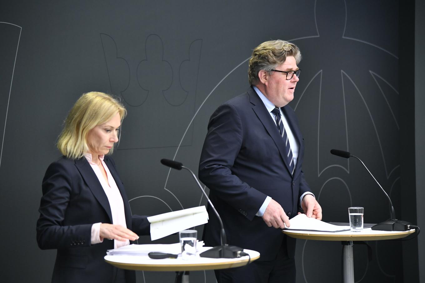 Justitieminister Gunnar Strömmer (M) och den särskilda utredaren Viveca Lång. Foto: Lars Schröder/TT