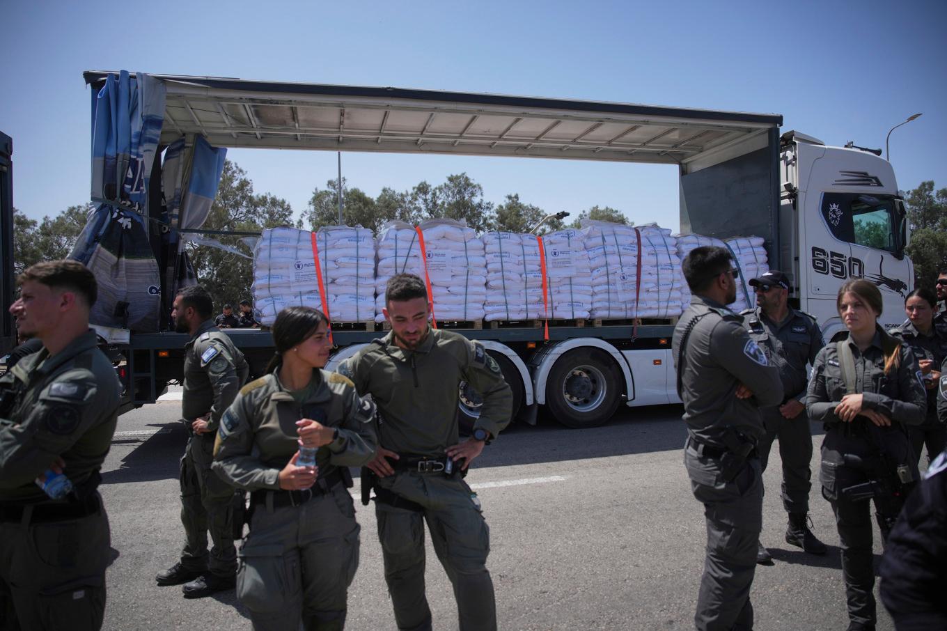 Israeliska gränspoliser vid gränsövergången vid Kerem Shalom i södra Israel. De arbetar bland annat med att hindra israeliska aktivister att blockera vägen. Foto: Ohad Zwigenberg/AP/TT