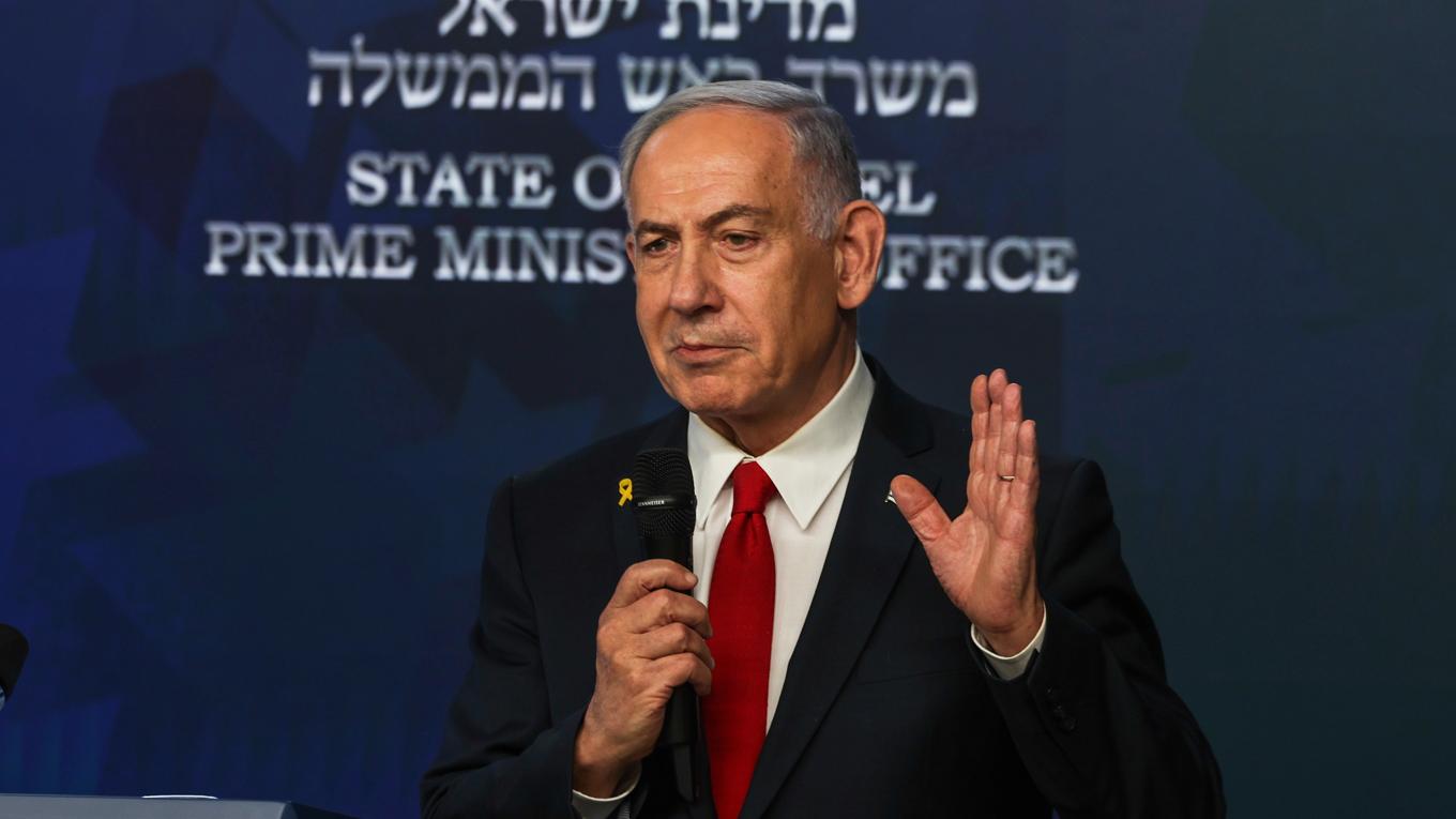 Israels premiärminister Benjamin Netanyahu vid dagens presskonferens. Foto: Ronen Zvulun/AP/TT