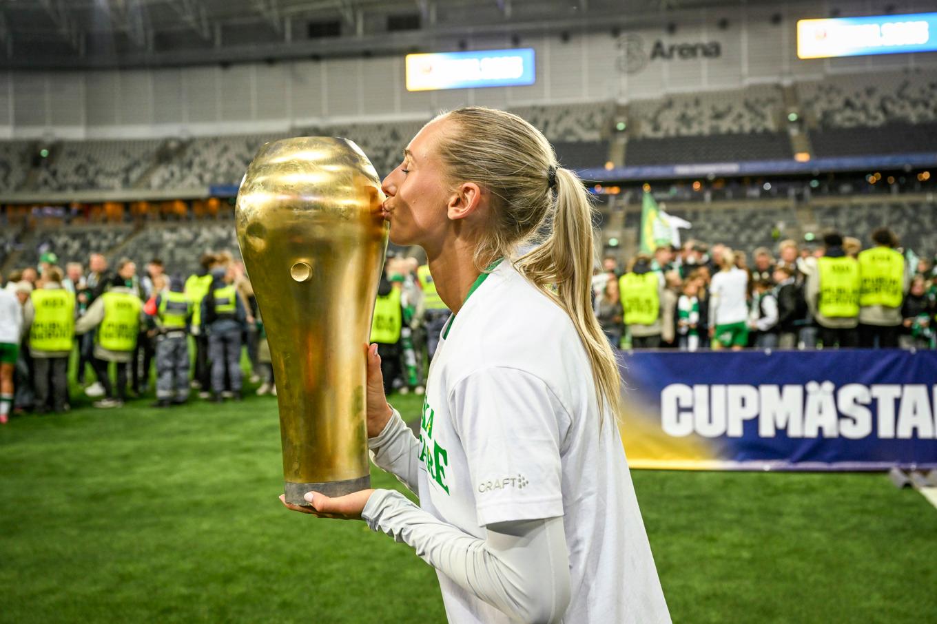 Hammarbys tvåmålsskytt Ellen Wangerheim jublar med bucklan efter segern i onsdagens final i svenska cupen i fotboll. Foto: Fredrik Sandberg/TT