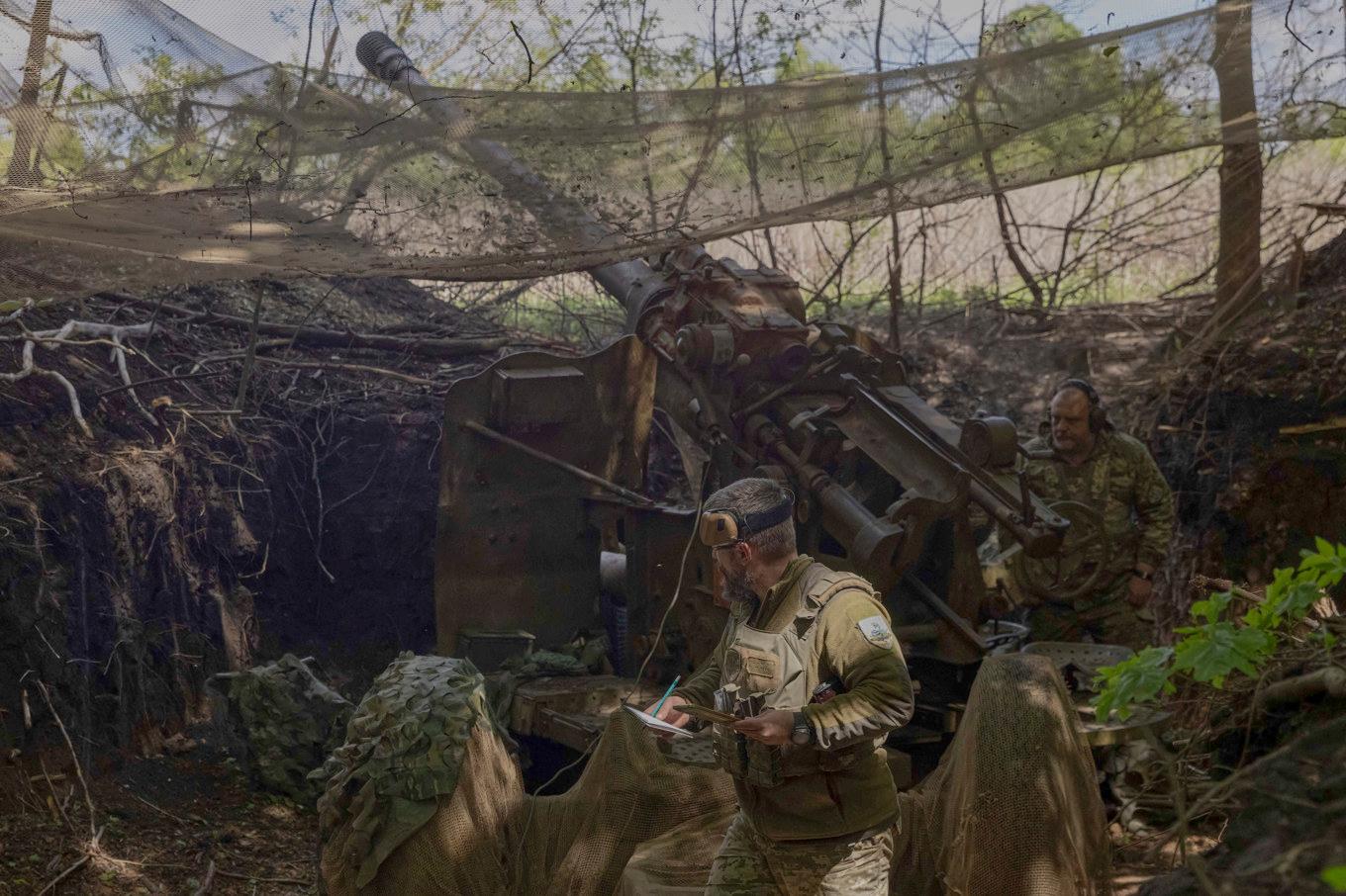 Många ukrainska män vill komma undan kriget. Bild från tidigare i maj. Foto: Yevhen Titov/AP/TT