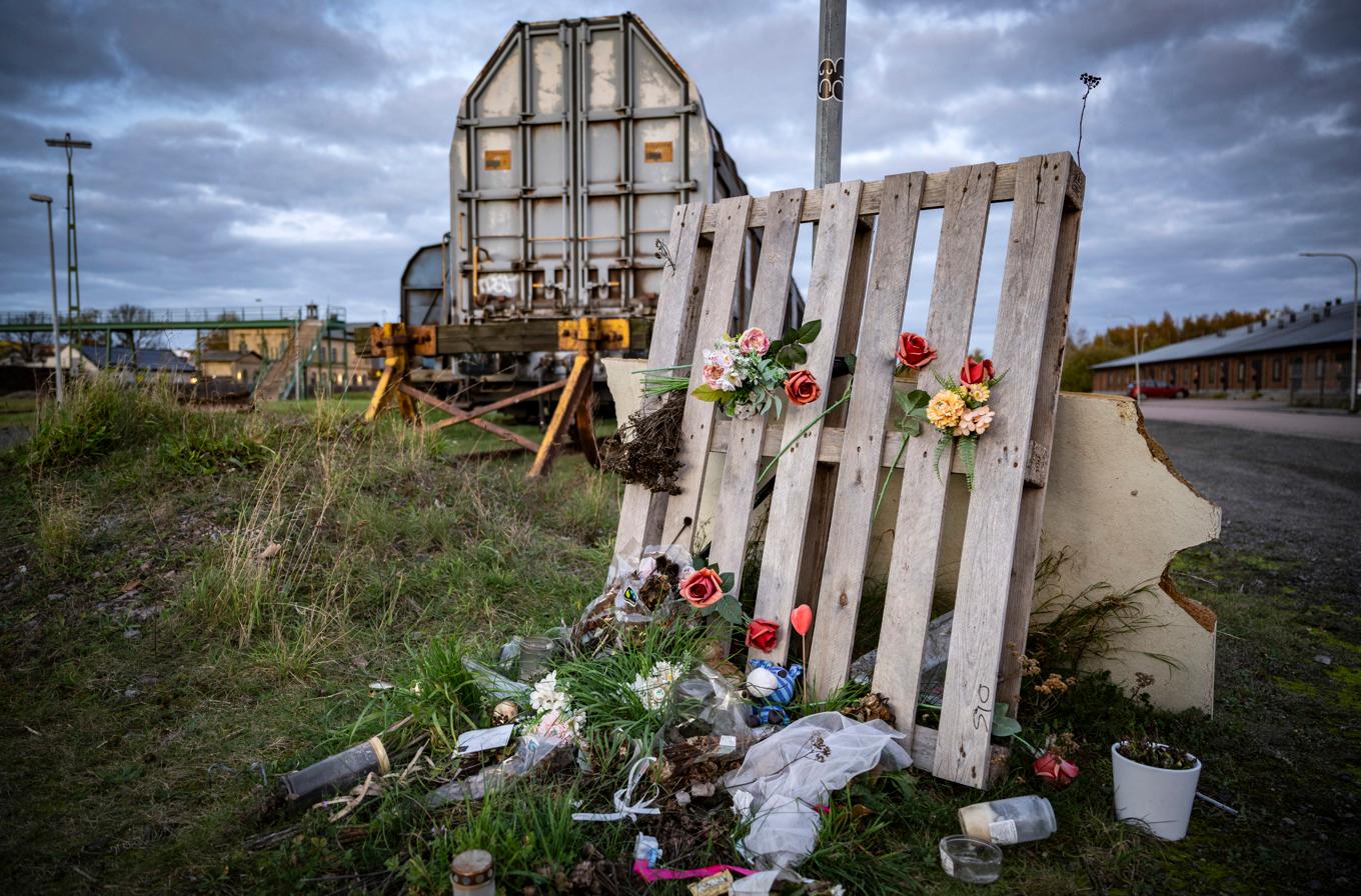 Minnesplats för den mördade 14-åringen vid godsbangården i Landskrona i slutet på oktober 2024. Arkivbild. Foto: Johan Nilsson/TT