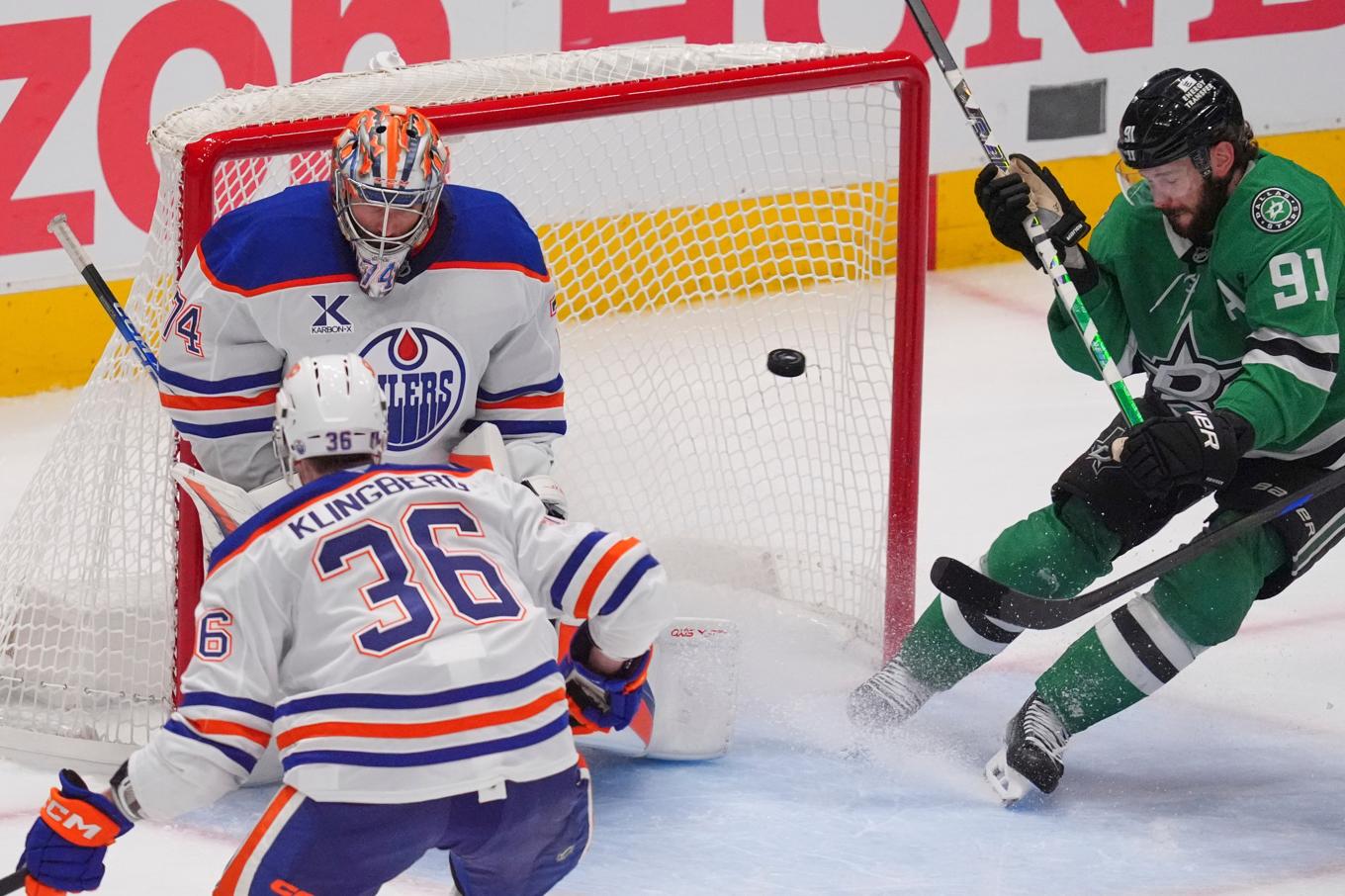 Edmontons målvakt Stuart Skinner och den svenska backen John Klingberg försöker försvara sig mot Dallascentern Tyler Seguin. Foto: LM Otero/AP/TT