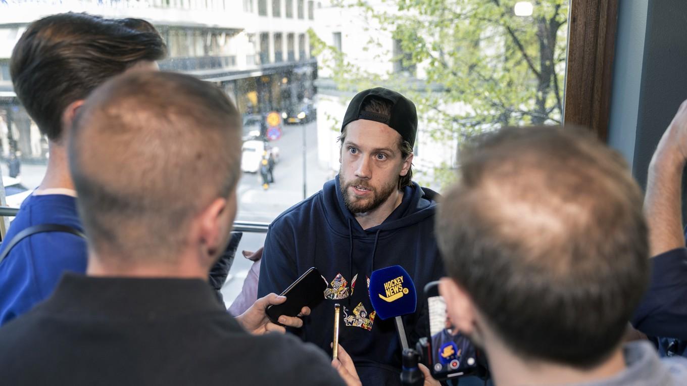 Hockeymålvakter står på ett eller annat sätt ofta i centrum och Jacob Markström, som inte spelat i landslaget sedan 2019, var ett hett intervjuobjekt då Tre Kronor mötte media inför fredagens VM-premiär. Foto: Stefan Jerrevång/TT