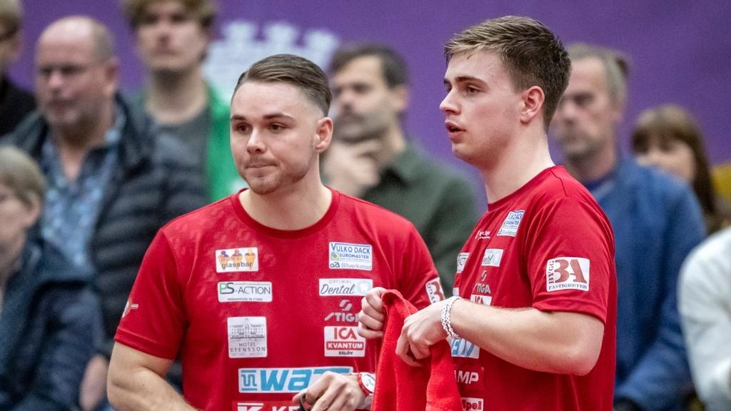 Världssjuan Truls Möregårdh har fått igenom kravet att han ska coachas av sin bror Malte - här ses de under årets SM-final - och inte av förbundskaptenen (nu Peter Blomqvist). Epoch Times sportchef Jonas Arnesen menar att Möregårdh gjort såväl sig som svensk pingis en otjänst. Foto: Johan Nilsson/TT