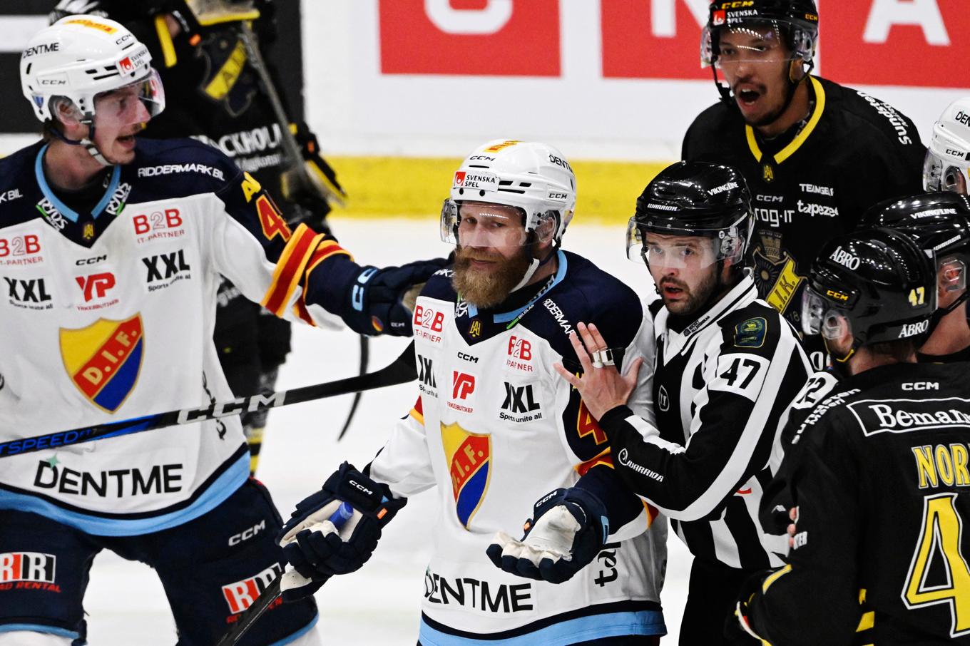 Det felaktiga matchstraffet på Djurgårdens Patrick Thoresen annullerades efter den tredje matchen i finalserien där Djurgården har 2–1 i matcher mot AIK. Foto: Fredrik Sandberg/TT