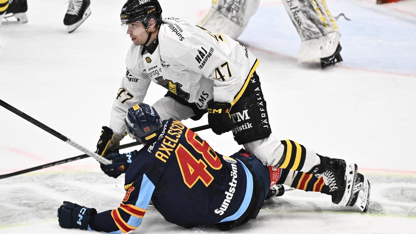 AIK-backen Eric Norin och hans lagkamrater har ett mentalt övertag på Dick Axelsson & Co. AIK är seriens enda lag mot vilket Djurgården slår ur underläge. Foto: Claudio Bresciani/TT