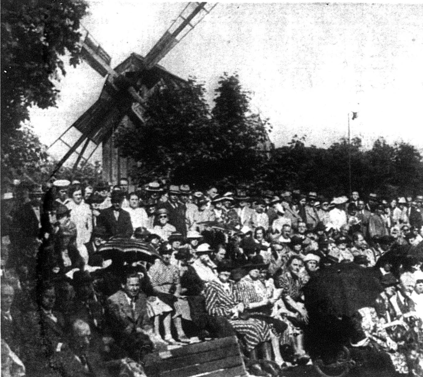 Samling på Skansen, Stockholm, vid Den inre beredskapens dag den 30 juni 1940. Svenska Dagbladets foto. Foto: Public domain