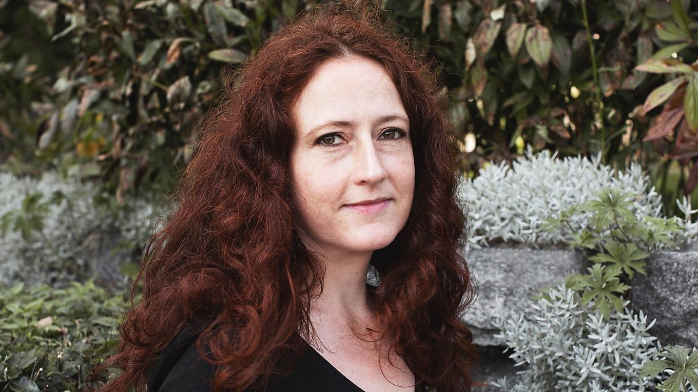 Tatjana Brandt är poet och litteraturvetare. I sin forskning har hon behandlat de samtida poeterna Agneta Enckell och Ann Jäderlund. Foto: Forlaget.com