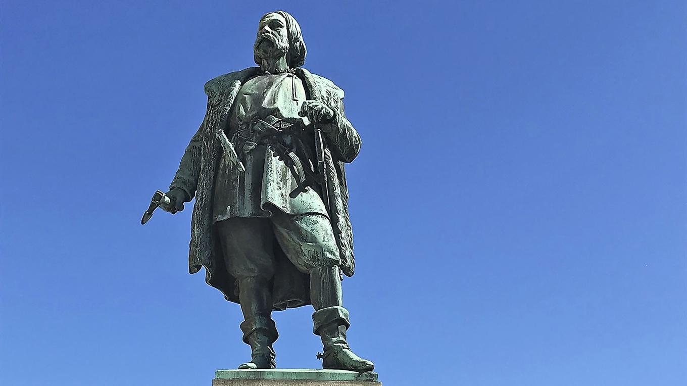 Engelbrekt står staty på Stortorget i Örebro, bara ett stenkast från slottet, mitt emot kyrkan där han är begravd. Skulptur av Carl Gustaf Qvarnström, rest 1865. Foto: Greger Ravik