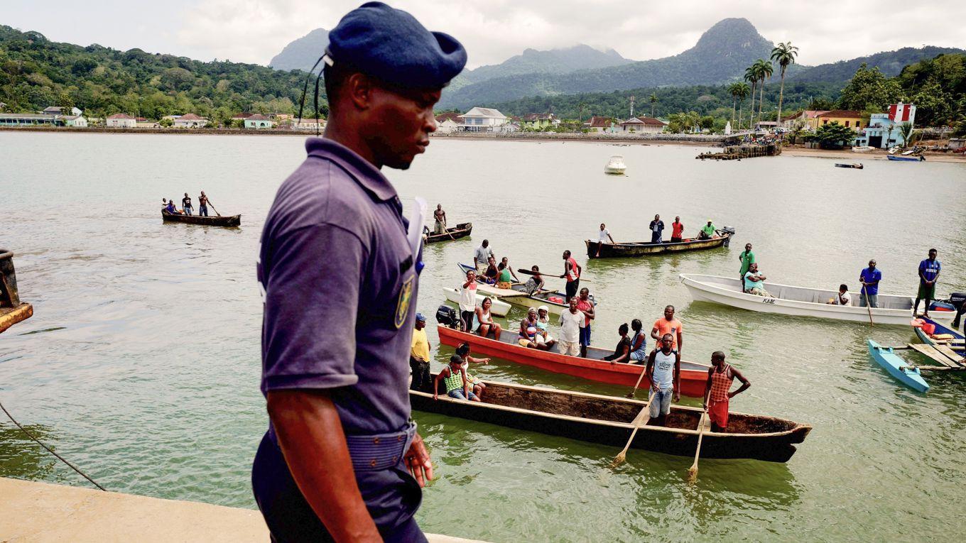 En polis patrullerar hamnen i Santo Antonio på ön Príncipe. Önationen São Tomé och Príncipe har stor strategisk betydelse. Foto: Maique Madeira/AFP via Getty Images