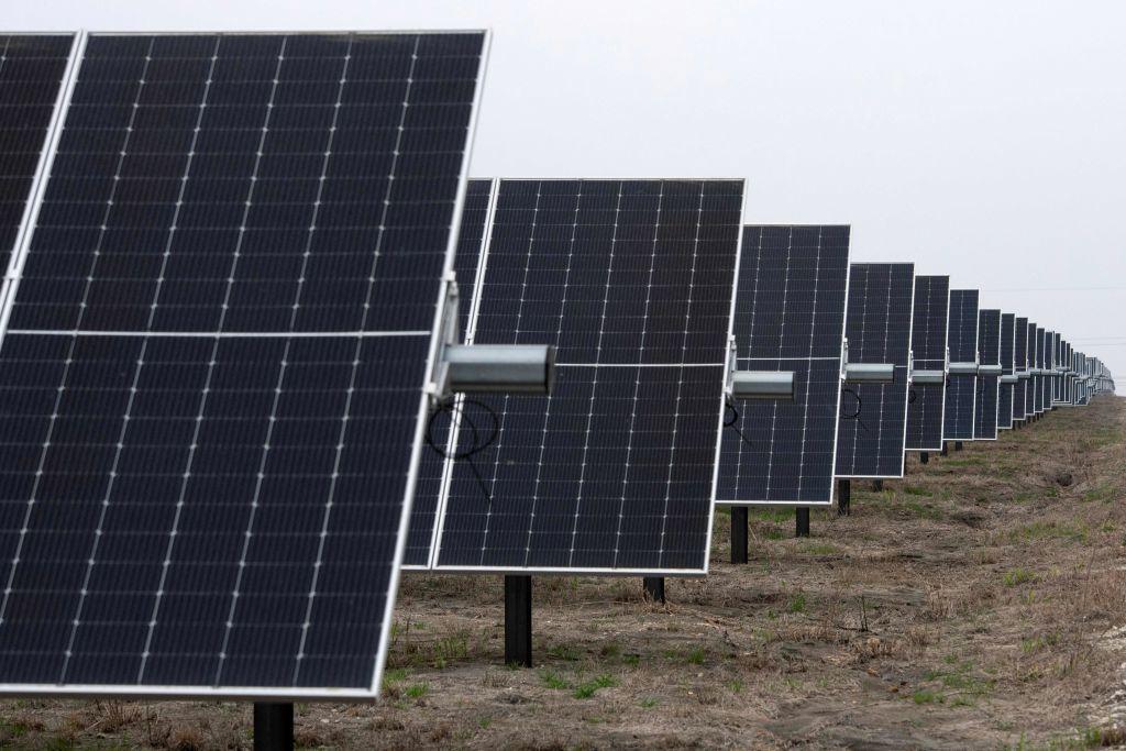 Solpaneler ansluts till elnätet med växelriktare som ofta kommer från Kina. Foto: Mark Felix / AFP via Getty Images