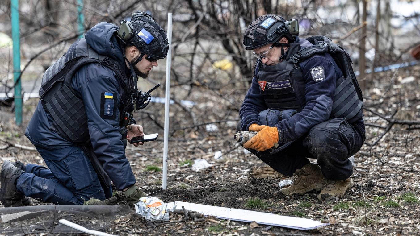 Ukrainskt minröjarteam arbetar i Dobropillia i Ukraina. Rysslands invasion av Ukraina har fått flera länder att ompröva sin inställning till personminor.
Foto: Paula Bronstein/Getty Images