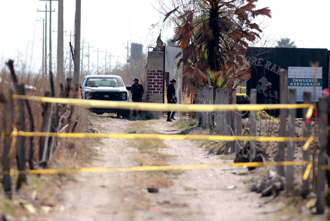 Säkerhetsstyrkor står vakt vid Izaguirre-ranchen i mexikanska delstaten Jalisco, där man den 5 mars hittade tre krematorieugnar för människor, under sökandet efter saknade personer. Foto: Ulises Ruiz/ AFP via Getty Images