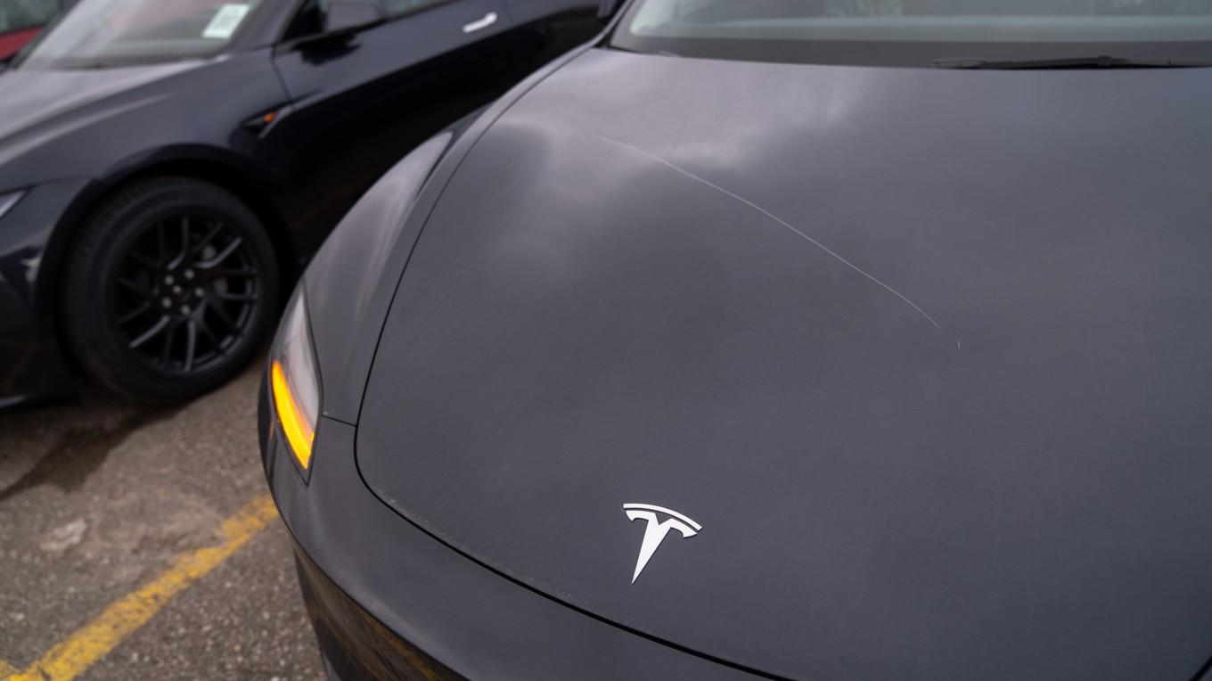 På bilden ser man en vandaliserad Teslabil i Hamilton i Kanada den 20 mars. De senaste månaderna har ett stort antal Teslabilar vandaliserats i Kanada och USA. Sverige är inget undantag. Enbart sedan i november och fram till mitten av april har polisen fått in 153 anmälningar om skadegörelse. Foto: Katherine KY Cheng/Getty Images