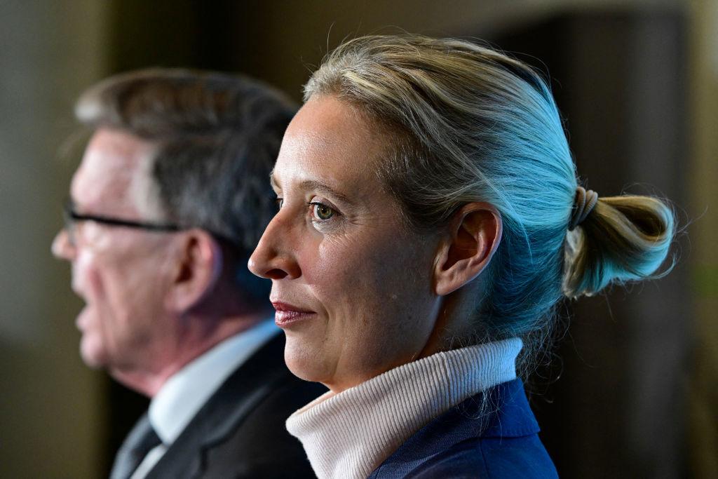 AFD:s partiledare Alice Weidel (höger). Hela partiet, inte bara lokalavdelningar, har nu officiellt klassats som högerextremt av underrättelsetjänsten. Foto: John Macdougall/AFP via Getty Images