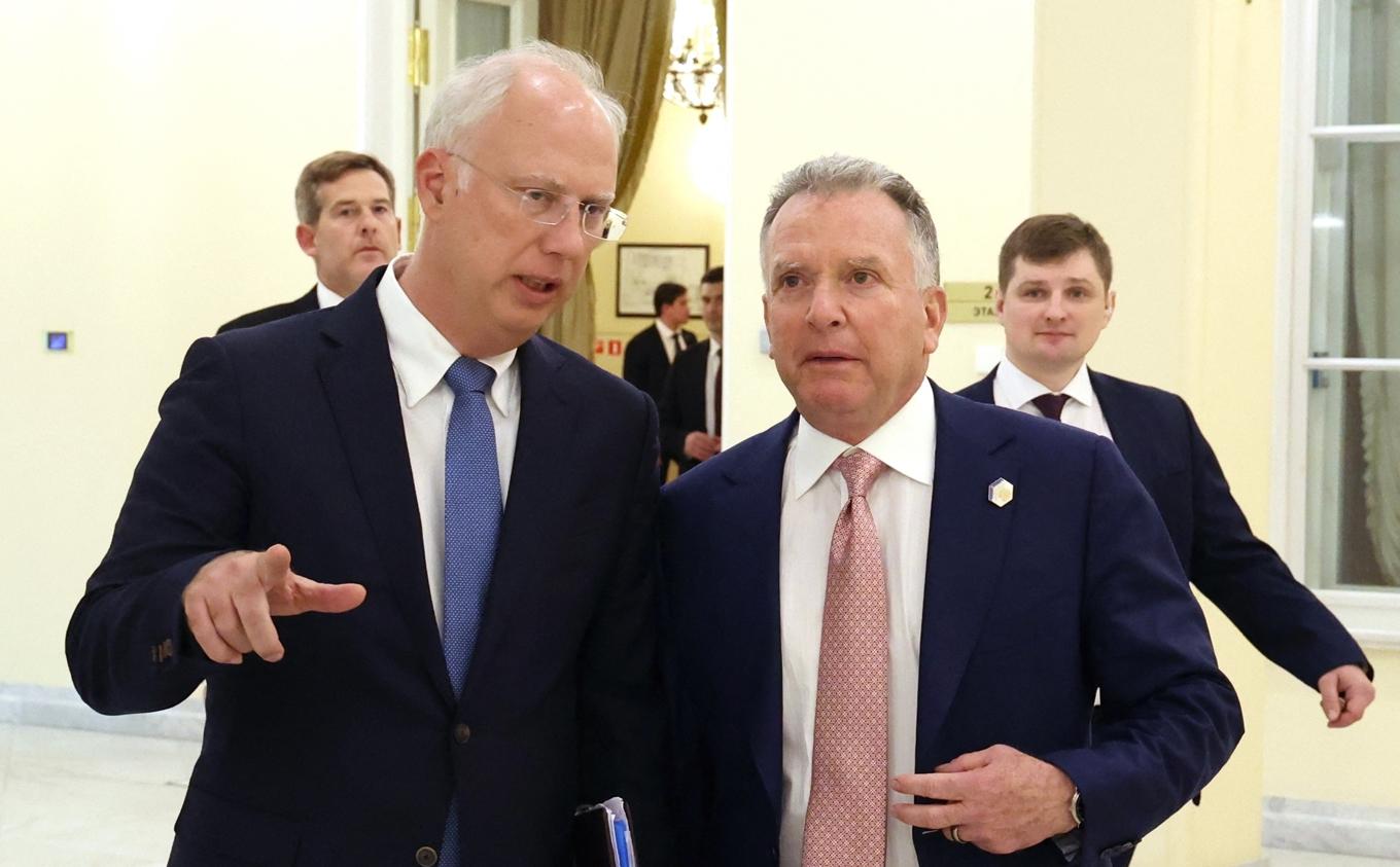 USA:s sändebud Steve Witkoff (höger) i Moskva tillsammans med Rysslands ekonomiska toppförhandlare Kirill Dmitrijev, den 11 april. Foto: Vyacheslav Prokofyev/POOL/AFP via Getty Images