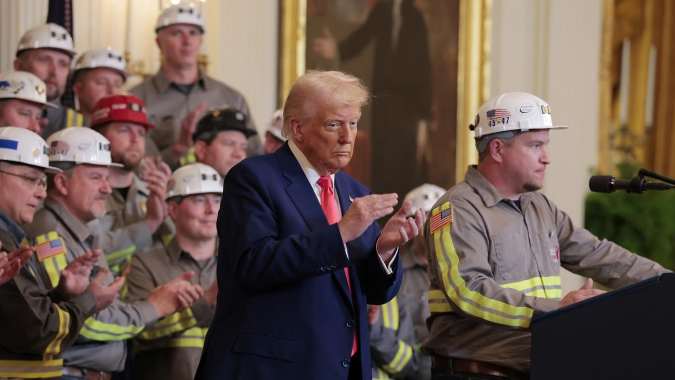 USA:s president Donald Trump lyssnar medan kolgruvearbetaren Jeff Crowe talar i Vita huset den 8 april i Washington DC. Foto: Anna Moneymaker/Getty Images