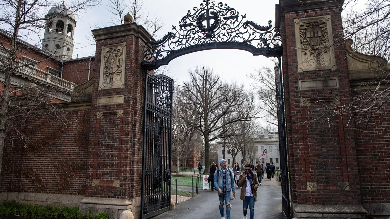 På bilden ser man människor lämna Harvard-universitets ingång i Cambridge i den amerikanska delstaten Massachussetts. Foto: Josepth Prezioso/AFP via Getty Images