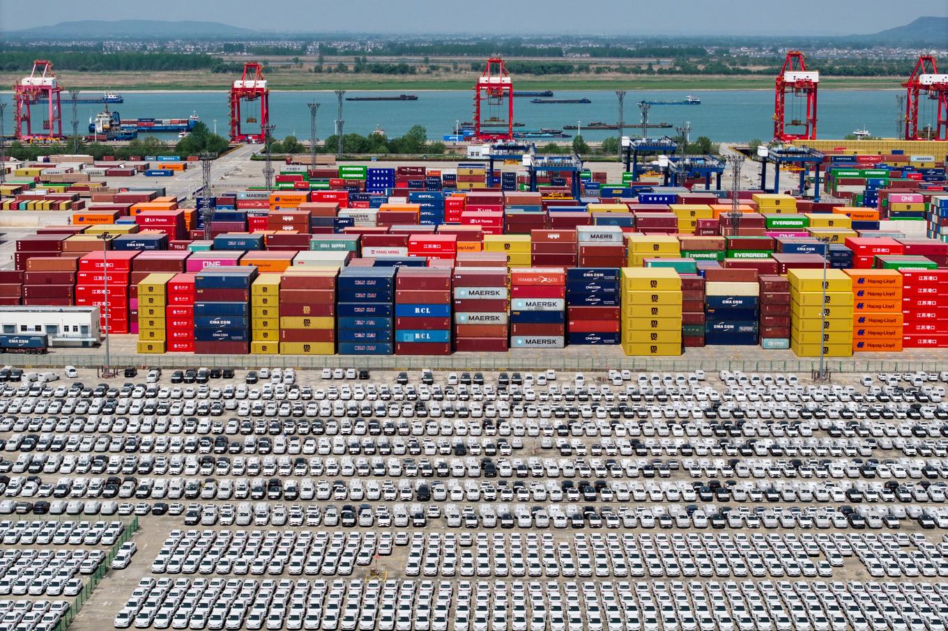 Kinesisktillverkade bilar, bland annat Volvo, i hamnen i Nanjing, Kina. USA:s president Donald Trump tror på ett snart slut på det intensiva tullkriget med Kina. Foto: STR/AFP via Getty Images