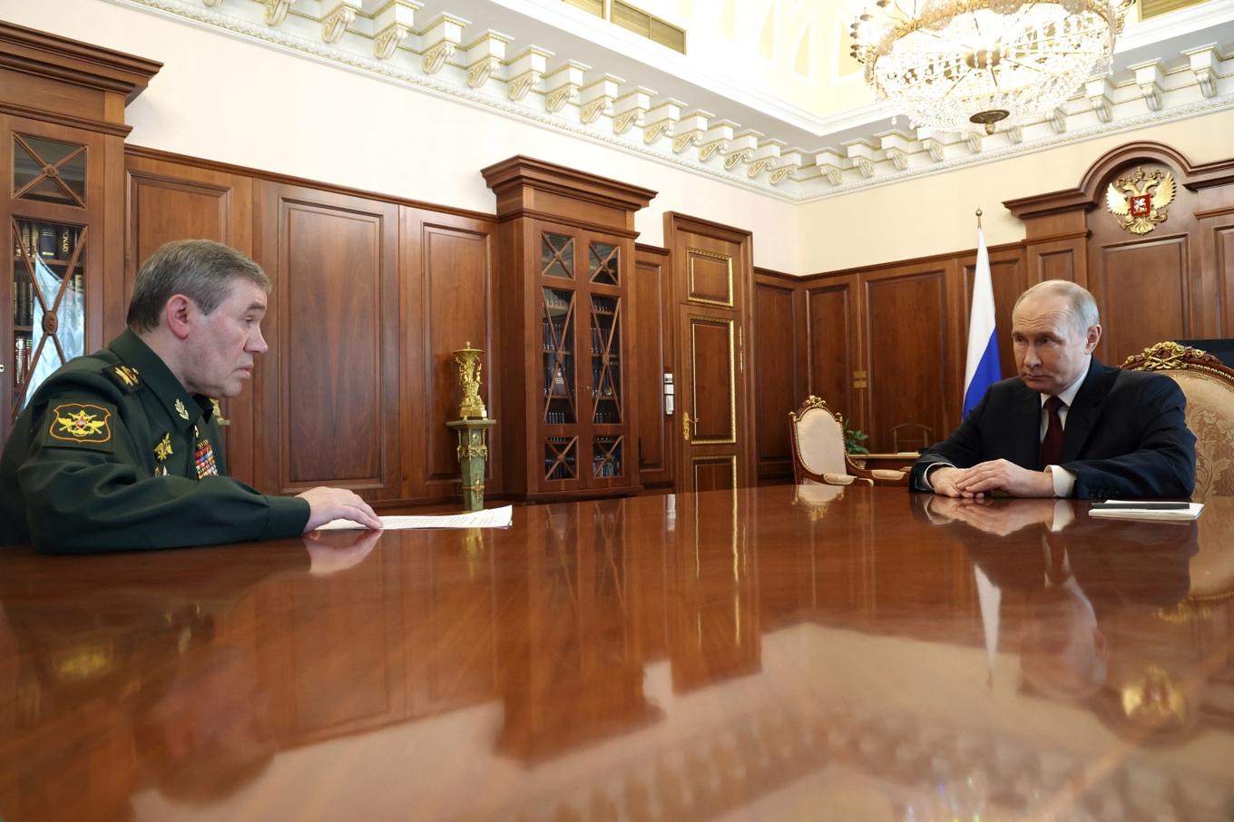Rysslands president Vladimir Putin tillsammans med generalstabschefen Valerij Gerasimov  i Kreml på lördagen. Foto: Vyacheslav Prokofyev/POOL/AFP via Getty Images