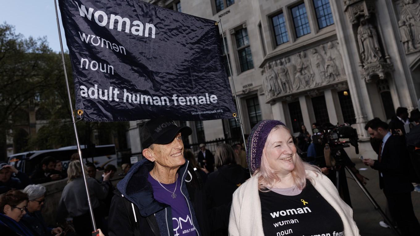Personer firar utanför Högsta domstolen i brittiska huvudstaden London. Dan Kitwood/Getty Images