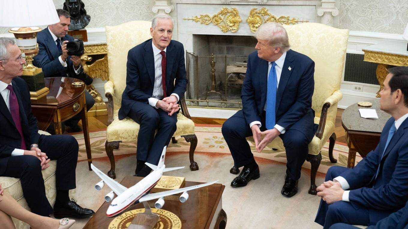 Den norske statsministern Jonas Gahr Støre samtalar med den amerikanske presidenten Donald Trump den 24 april i Vita huset i Washington DC. Foto: Saul Loeb/AFP via Getty Images
