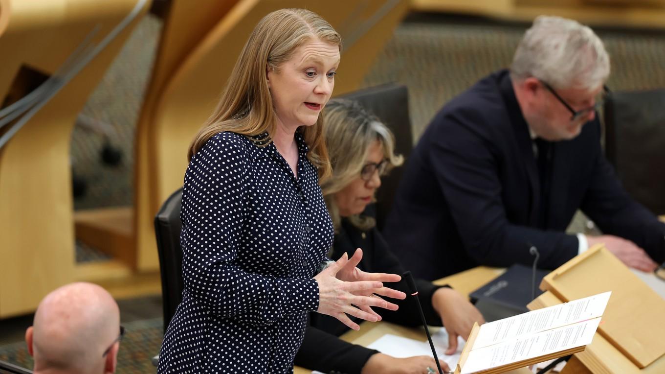 Shirley-Anne Somerville, minister för social rättvisa, talar i parlamenteten i Edinburgh i Skottland den 22 april. Foto: Jeff J Mitchell/Getty Images