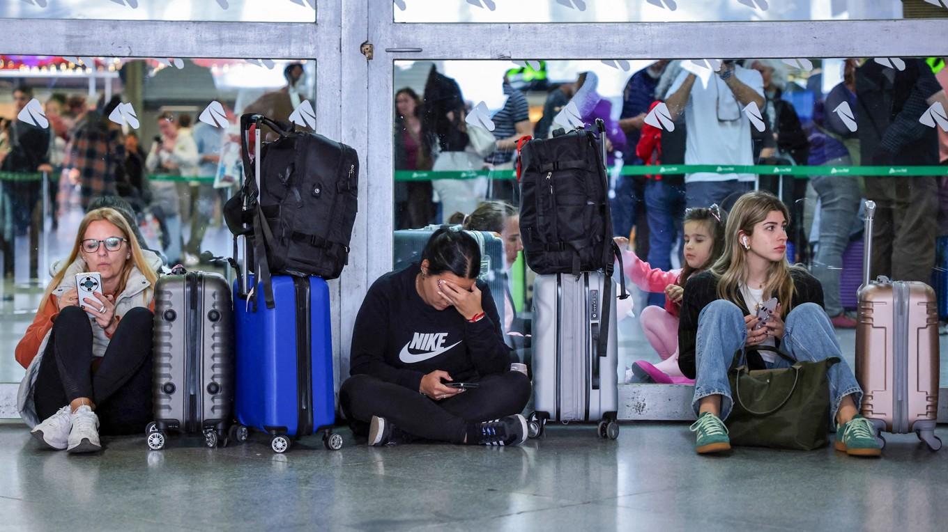 Passagerare på en tågstation i Spanien väntar på information efter det stora elavbrottet den 28 april. Foto:  Thomas Coex/AFP via Getty Images
