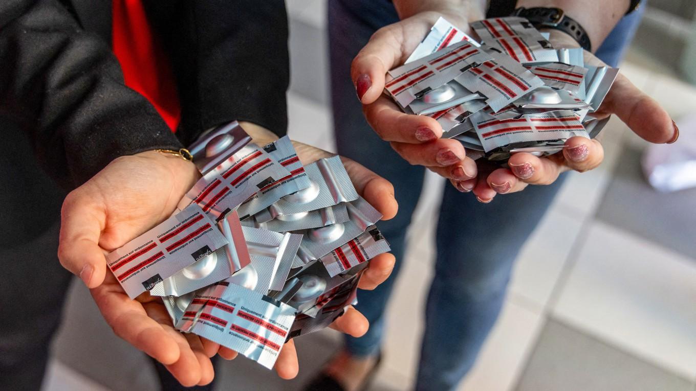 En polsk och en fransk kvinna håller fram aborttabletter vid ett konsultationsställe för abort i Warszawa i Polen. Foto: Wojtek Radwanski/AFP via Getty Images