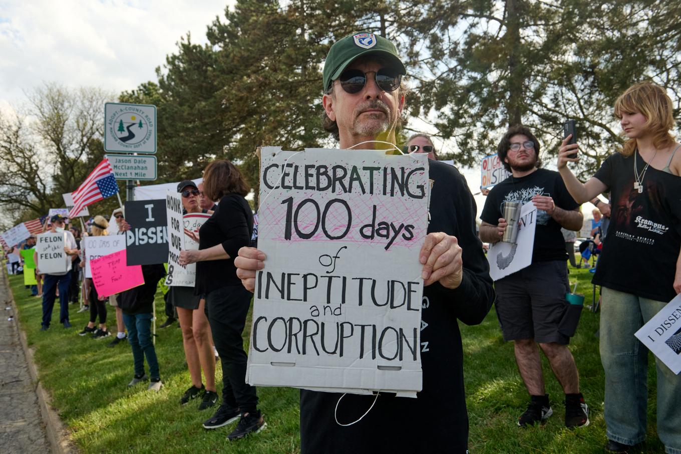 Protester mot Donald Trumps första 100 dagar i Warren, Michigan. Foto: Dominic Gwinn/Middle East Images/AFP via Getty Images.