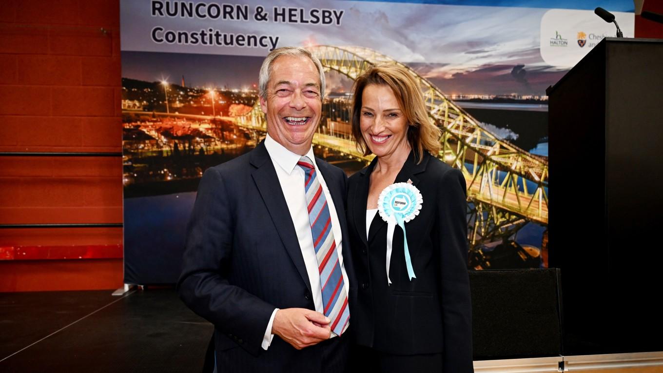 Nigel Farage tillsammans med Sarah Pochin från Reform UK. Foto: Anthony Devlin/Getty Images