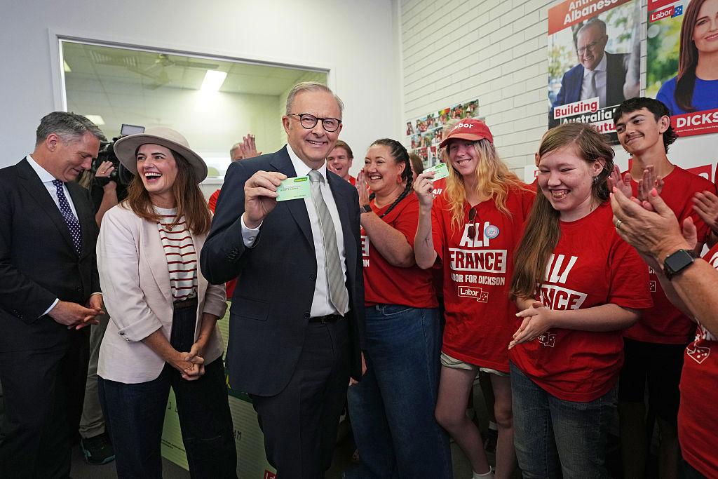 Australiens premiärminister Anthony Albanese besöker ett kampanjkontor i Strathpine strax utanför Brisbane den 2 maj. Foto: Asanka Ratnayake/Getty Images