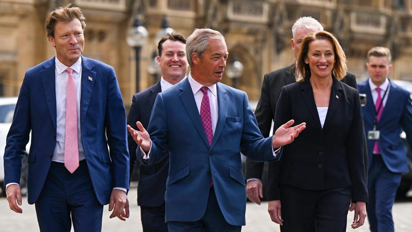 Partiledaren Nigel Farage i mitten, omgiven av andra parlamentsledamöter från Reform UK. Utmanarpartiet gick mycket starkt framåt i lokalvalen nyligen. Foto: Leon Neal/Getty Images