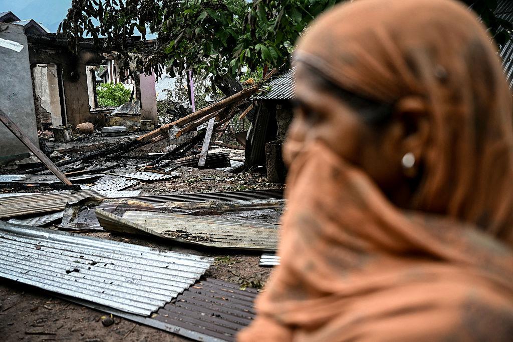 Pakistansk artilleribeskjutning har förstört hus i en by utanför Srinagar i Jammu och Kashmir, den 8 maj. Foto: Sajjad Hussain/AFP via Getty Images