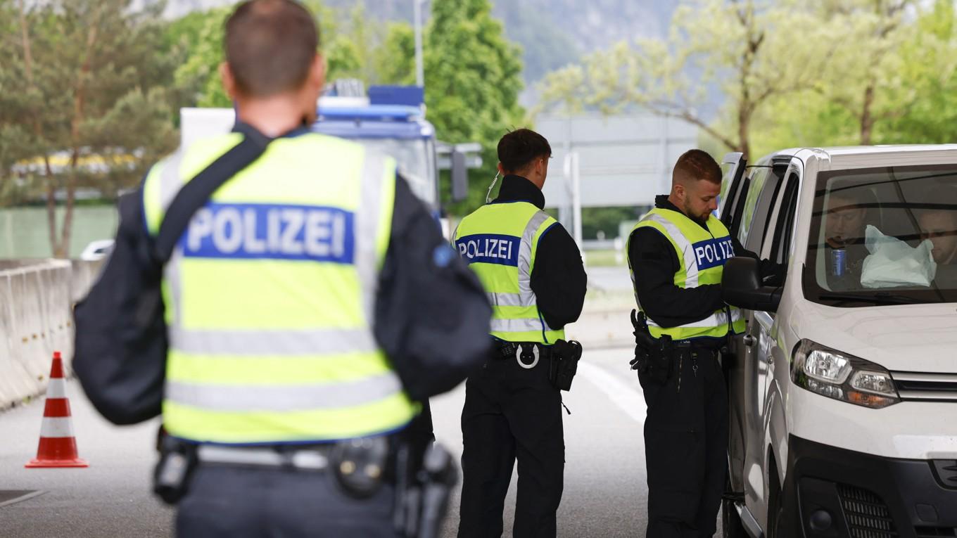 Den tyska federala polisen kontrollerar fordon som kommer in i Tyskland från Österrike vid gränskontrollstationen Kiefersfelden i södra Tyskland den 15 maj. Foto: Michaela Stache/AFP via Getty Images
