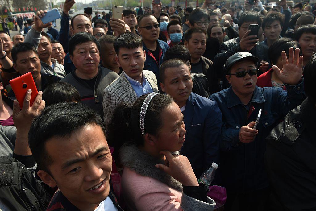 Protester och sociala oroligheter är ett återkommande fenomen i Kina. På denna bild från 2016 protesterar stålarbetare i Hebei-provinsen mot att företaget de arbetade på hade lagt ner produktionen på grund av överkapacitet och sjunkande priser inom Kinas stålsektor. Foto: Greg Baker/AFP via Getty Images