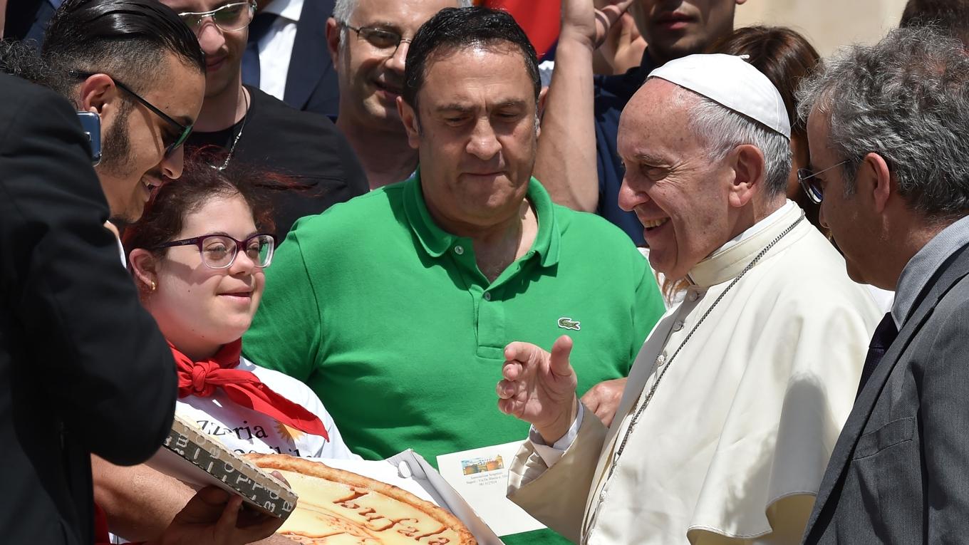 Det sägs att påven Franciskus tyckte mycket om pizza. Här träffar han pizzabagare under veckoaudiensen på Petersplatsen den 15 juni 2016 
i Vatikanen. Foto: Alberto Pizzoli/AFP via Getty Images