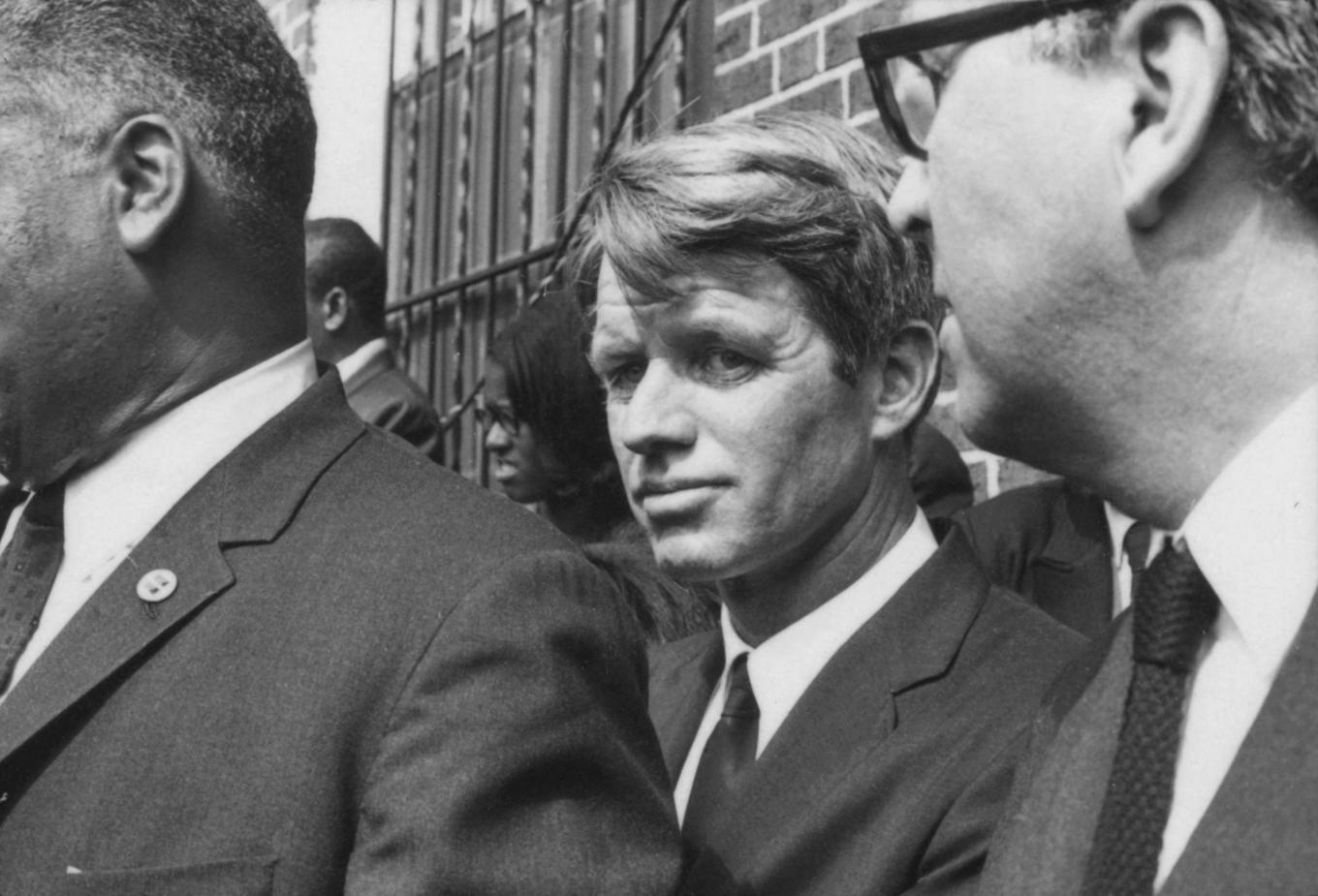 Robert F. Kennedy (1925–1968), senator för delstaten New York, vid begravningen av den mördade medborgarrättsaktivisten Martin Luther King Jr, den 9 april 1968 i Atlanta, Georgia. Två månader senare mördades även Kennedy. Foto: Archive Photos/Getty Images