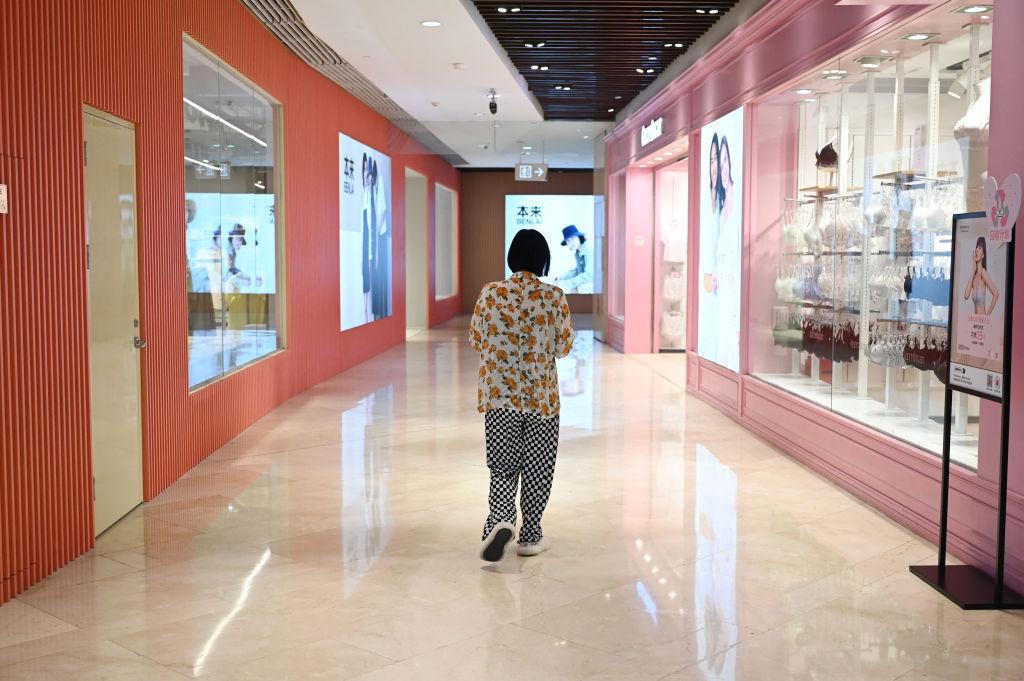 En shoppinggalleria i Peking. Allt fler kineser har börjat spekulera på sociala medier om att den officiella befolkningssiffran på 1,4 miljarder inte stämmer. Foto: Greg Baker/AFP via Getty Images