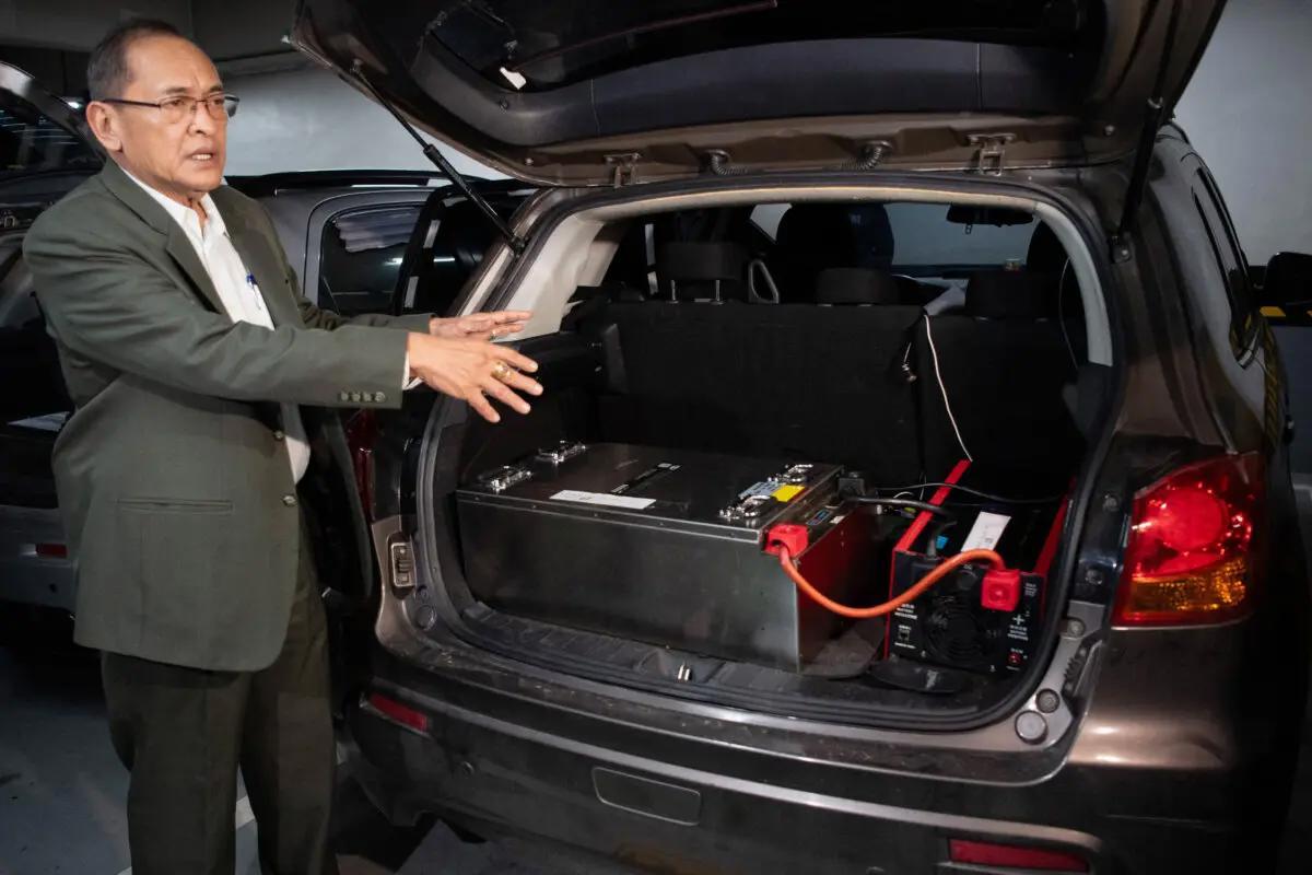 Chefen för Filippinernas National Bureau of Investigation (NBI) Jaime Santiago vid ett konfiskerat fordon innehållande spionutrustning. Foto: Ted Aljibe/AFP via Getty Images