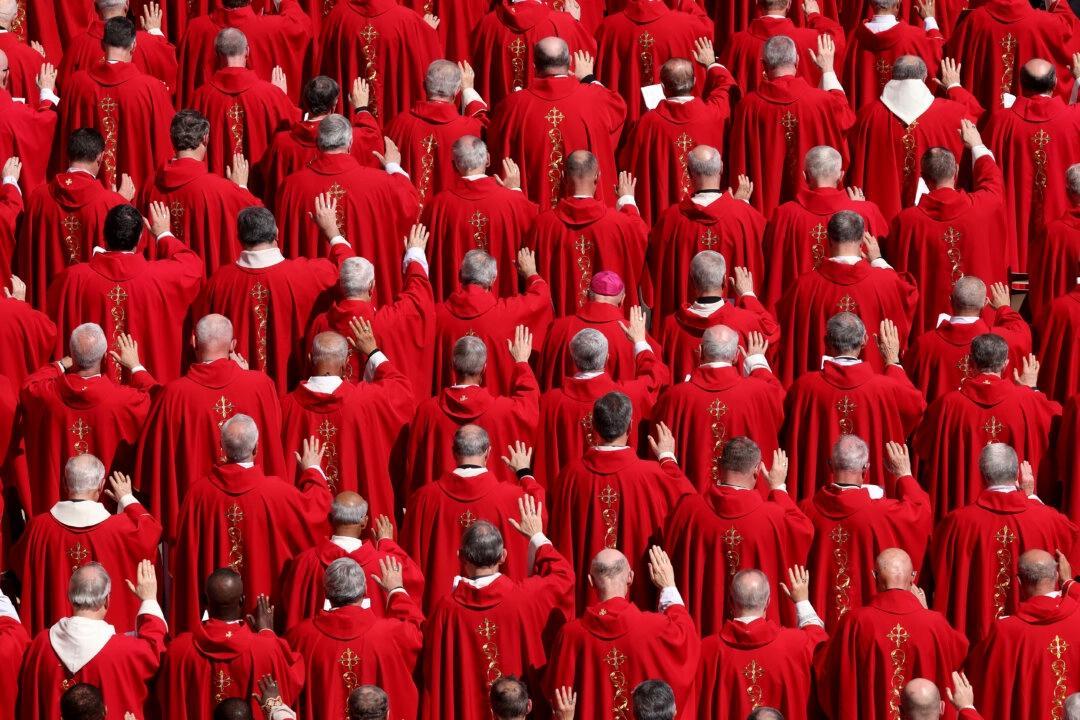 Kardinaler närvarar vid påve Franciskus begravning på Petersplatsen i Vatikanstaten, den 26 april 2025. Foto: Dan Kitwood/Getty Images