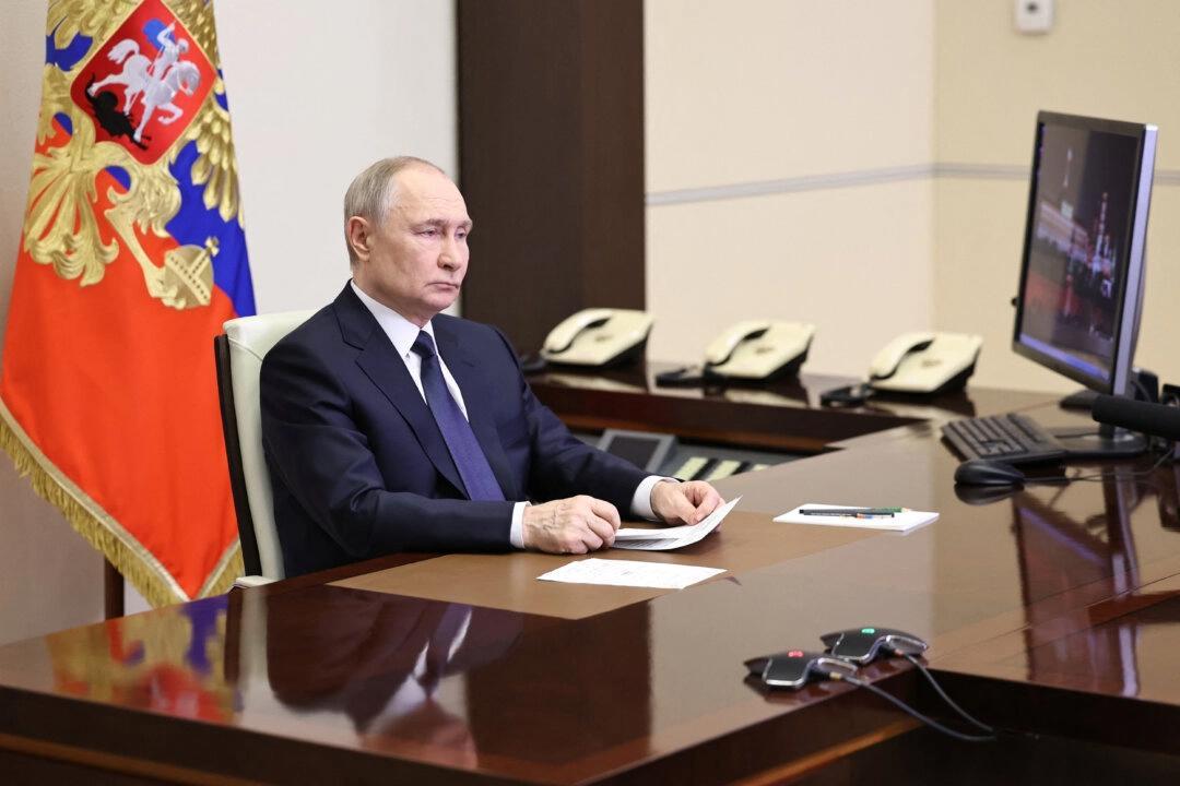 Rysslands president Vladimir Putin deltar i ett möte via videokonferens i statsresidenset Novo-Ogaryovo utanför Moskva den 26 april 2025. Alexander Kazakov/AFP via Getty Images
