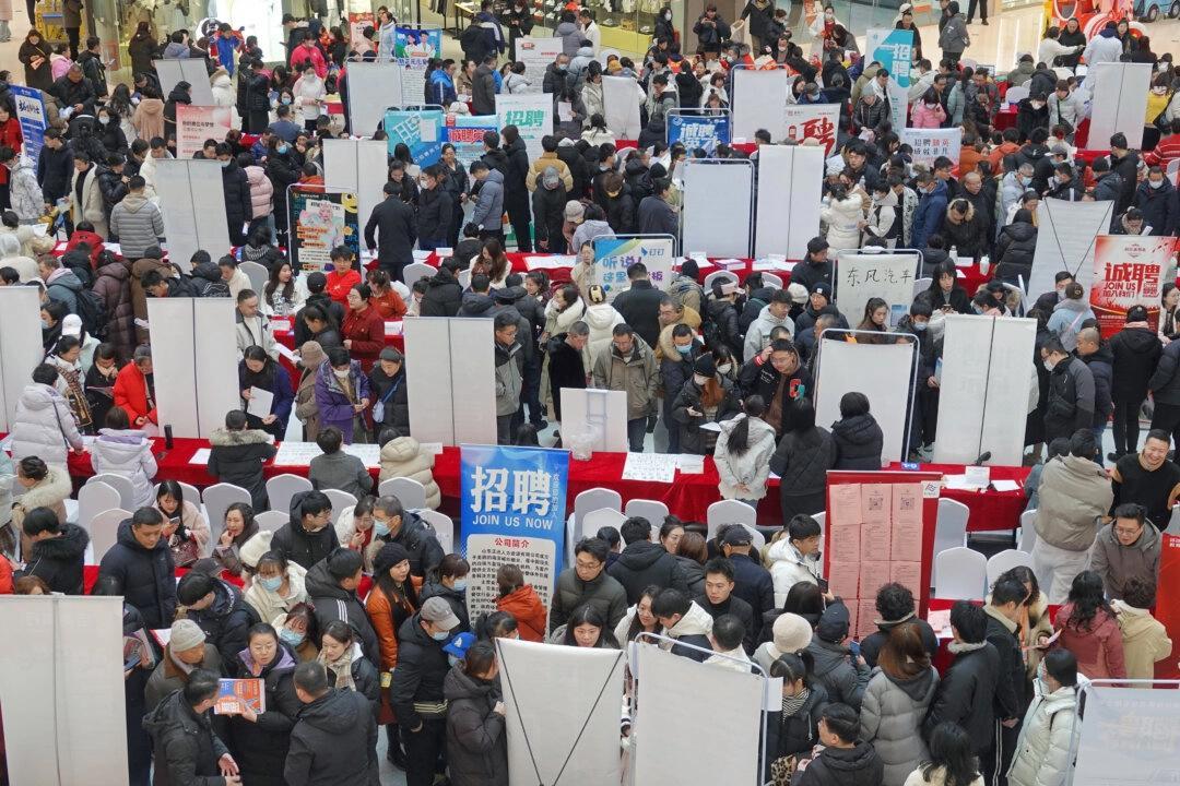 Arbetslösa samlas på en jobbmässa efter en det kinesiska nyåret i Shandongprovinsen, Kina. Foto: AFP via Getty Images