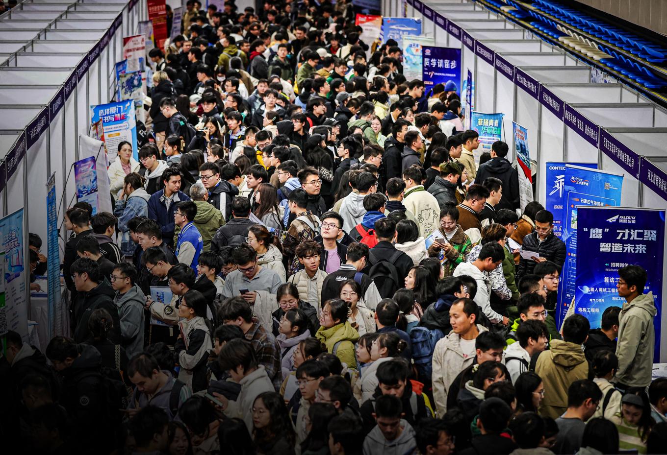 Deltagare vid en jobbmässa i Shenyang. Kinas arbetsmarknad är under hård press. Foto: STR/AFP via Getty Images