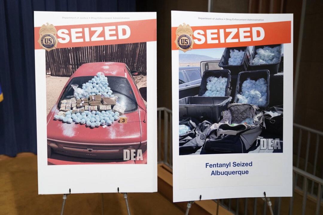 Affischer visar beslagtagna droger i samband med att justitieminister Pam Bondi höll en presskonferens i Washington den 6 maj 2025. Foto: Oliver Contreras/AFP via Getty Images