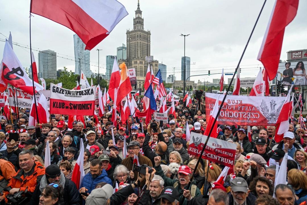 Människor håller banderoller och den polska nationalflaggan under en invandringskritisk protest i Warszawa, Polen, den 10 maj 2025. Omar Marques/Getty Images